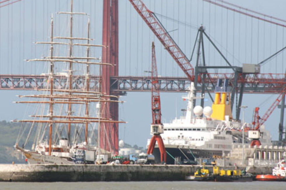 Gregos juntam-se a espanhóis e ameaçam paragem nos portos europeus