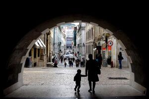 Consumidores e empresas mais pessimistas