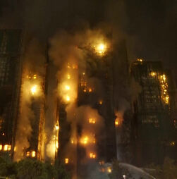 Novas imagens mostram incêndio violento em complexo de arranha-céus em Hong Kong  