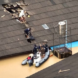 Família fica presa em telhado durante cheias na Tailândia e é resgatada de barco  