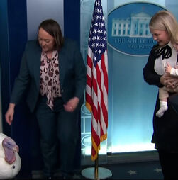 Peru perdoado por Trump deu o ar da sua graça na sala de imprensa da Casa Branca