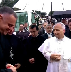 Papa reza no túmulo de santo venerado por cristãos e muçulmanos e apela à paz no Líbano 