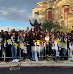 Peregrinos reúnem-se em frente a hospital que Papa Leão XIV vai visitar no Líbano  