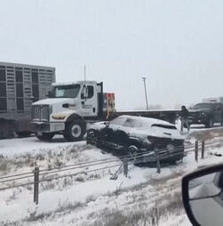 Forte nevão provoca o caos em autoestrada no estado norte-americano do Missouri