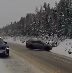 Polícia escapa por pouco de carro descontrolado durante tempestade de neve 