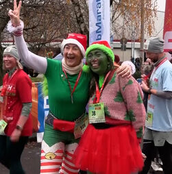 Pais natais, duendes e 'grinches' com camisolas feias correm na Alemanha   