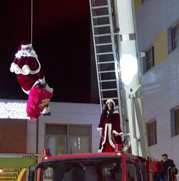 Bombeiros gregos fazem rapel em fachada de hospital para entregar prendas a crianças doentes