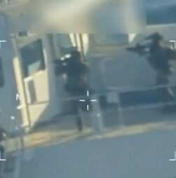 Vídeo mostra momento em que forças americanas capturam petroleiro na costa da Venezuela