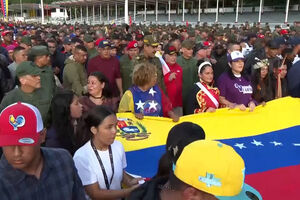 Apoiantes de Maduro marcharam na Venezuela num momento em cresce a tensão com os EUA  