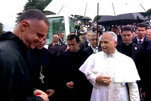 Papa reza no túmulo de santo venerado por cristãos e muçulmanos e apela à paz no Líbano 