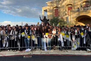 Peregrinos reúnem-se em frente a hospital que Papa Leão XIV vai visitar no Líbano  