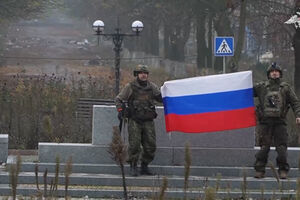 Exército russo divulga vídeo do que diz ser um militar com a bandeira russa na cidade ucraniana de Pokrovsk 