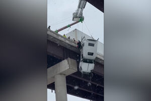 Imagens impressionantes mostram resgate de motorista que ficou com camião suspenso em ponte nos EUA   