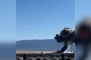 Piloto ejeta-se antes de avião se despenhar no deserto da Califórnia 