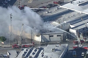 Bombeiros combatem grande incêndio em edifício comercial em Los Angeles