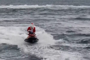 Pai Natal troca trenó por mota de água no Brasil 