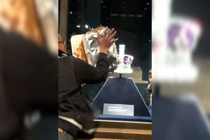 Imagens mostram manifestantes a vandalizar vitrine com joias da coroa britânica na Torre de Londres