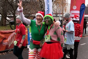 Pais natais, duendes e 'grinches' com camisolas feias correm na Alemanha   