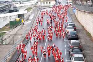 Milhares de corredores vestidos de Pai Natal correm pelas ruas de Budapeste
