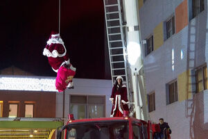 Bombeiros gregos fazem rapel em fachada de hospital para entregar prendas a crianças doentes