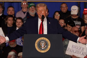 Discurso de Trump sobre combate à inflação transforma-se em queixa sobre imigrantes de países “imundos”   