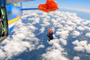 Susto na Austrália: paraquedista fica preso na asa do avião a mais de 4500 metros de altura