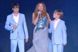 O momento emocionante em que filhos de Shakira sobem ao palco para cantar com a mãe 