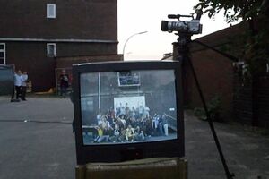 Usar foguetes, veículos e contentores para...ligar a televisão