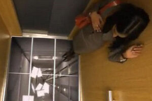 Tem medo de andar de elevador? Então olhe para o chão antes de entrar (vídeo) 