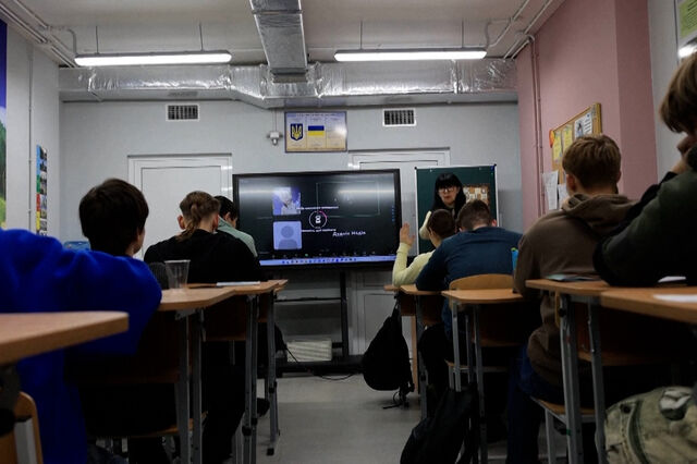 Crianças frequentam escola subterrânea em Kharkiv enquanto guerra continua