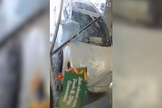 Momento em que carro entra pela montra de uma loja dos EUA  