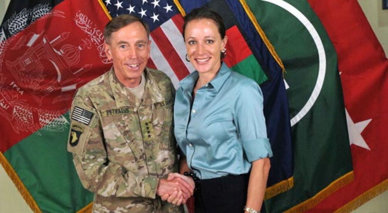 Quem é a amante do ex-director da CIA?