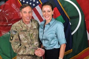 Quem é a amante do ex-director da CIA?