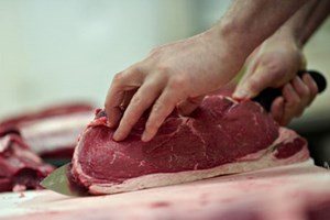 Covid-19: Fábrica de carne nos EUA enfrenta multa por morte de quatro trabalhadores