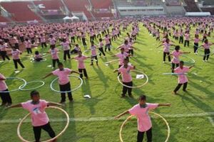 Tailândia: Milhares batem o recorde do mundo de Hula Hoop (vídeo)