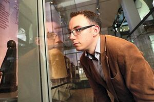 Estátua egípcia move-se sozinha em museu (vídeo)