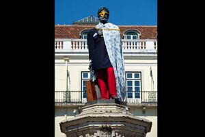 Estátua Luís de Camões ganha novo visual (vídeo)
