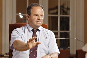 Macário Correia: "Sou engenheiro sem equivalências" (vídeo)