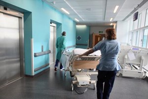 Concursos para médicos especialistas devem ser agilizados e vagas todas abertas