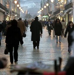 Confiança dos consumidores cai em março para mínimos de 2023