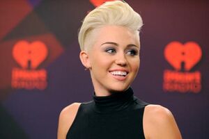 Miley Cyrus imita brasileira na cama com Bieber