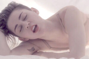Miley Cyrus tem novo videoclipe arrojado