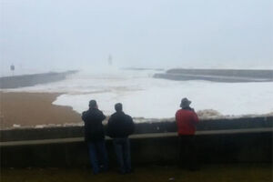 Veja o vídeo da onda gigante que arrastou 20 carros na Foz do Porto