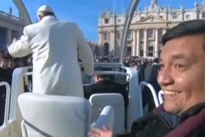 Papa Francisco dá 'boleia' a um padre no papamóvel