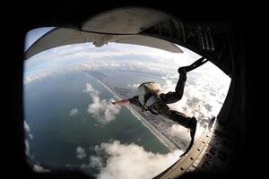 Pára-quedista salvo em queda livre (video)