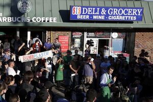 Comediante abre falso Starbucks