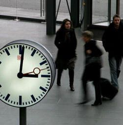 Relógios adiantam uma hora na madrugada de domingo