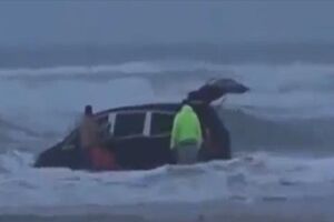 Mulher grávida conduz carro para o mar com filhos lá dentro