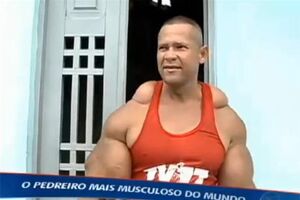 É o Popeye de carne e osso? (vídeo)