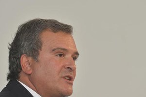 Relvas diz que livro não é um “ajuste de contas” nem um regresso